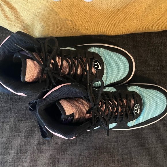 Nike multicolor shoes - Picture 2 of 3